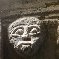 Levez les yeux ! Parcours ludique "drôles de têtes"