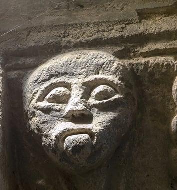 Levez les yeux ! Parcours ludique "drôles de têtes"