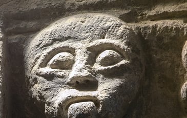 Levez les yeux ! Parcours ludique "drôles de têtes"
