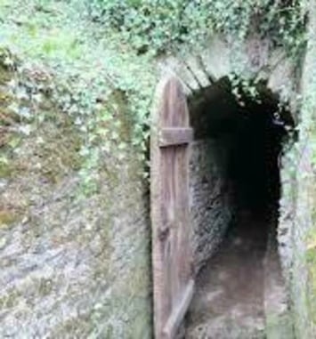 Levez les yeux ! Découverte insolite d'un souterrain médiéval