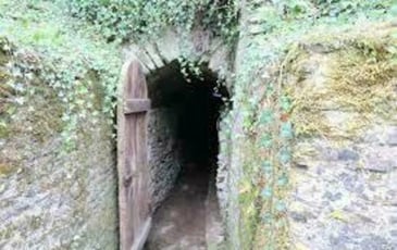 Levez les yeux ! Découverte insolite d'un souterrain médiéval