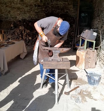 Démonstration : découverte de deux savoir-faire ancestraux, le travail du fer et du bois