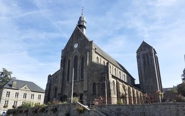 Visite libre de la collégiale de Mortain : découverte d'un joyau historique et spirituel