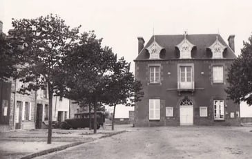 Visite guidée de la place des halles de Genêts