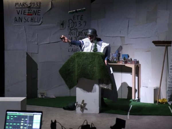 Spectacle à l'Archipel : Une Histoire Autrichienne / Les Maladroits