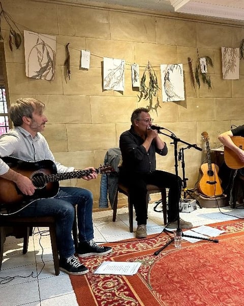 Les Rustie Buskers